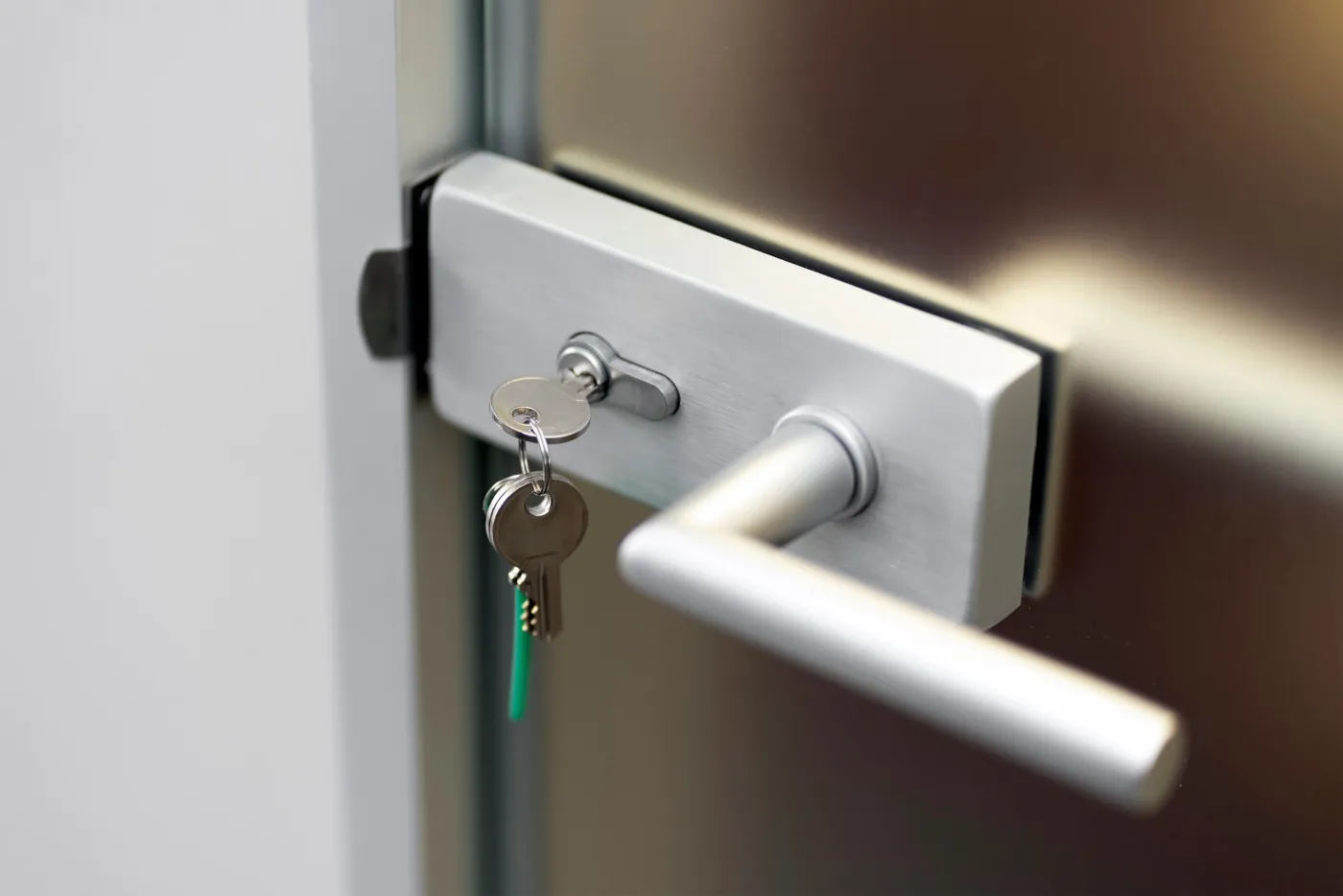Serrure et clé sur une porte vitrée de commerce dans un passage des Grands Boulevards
